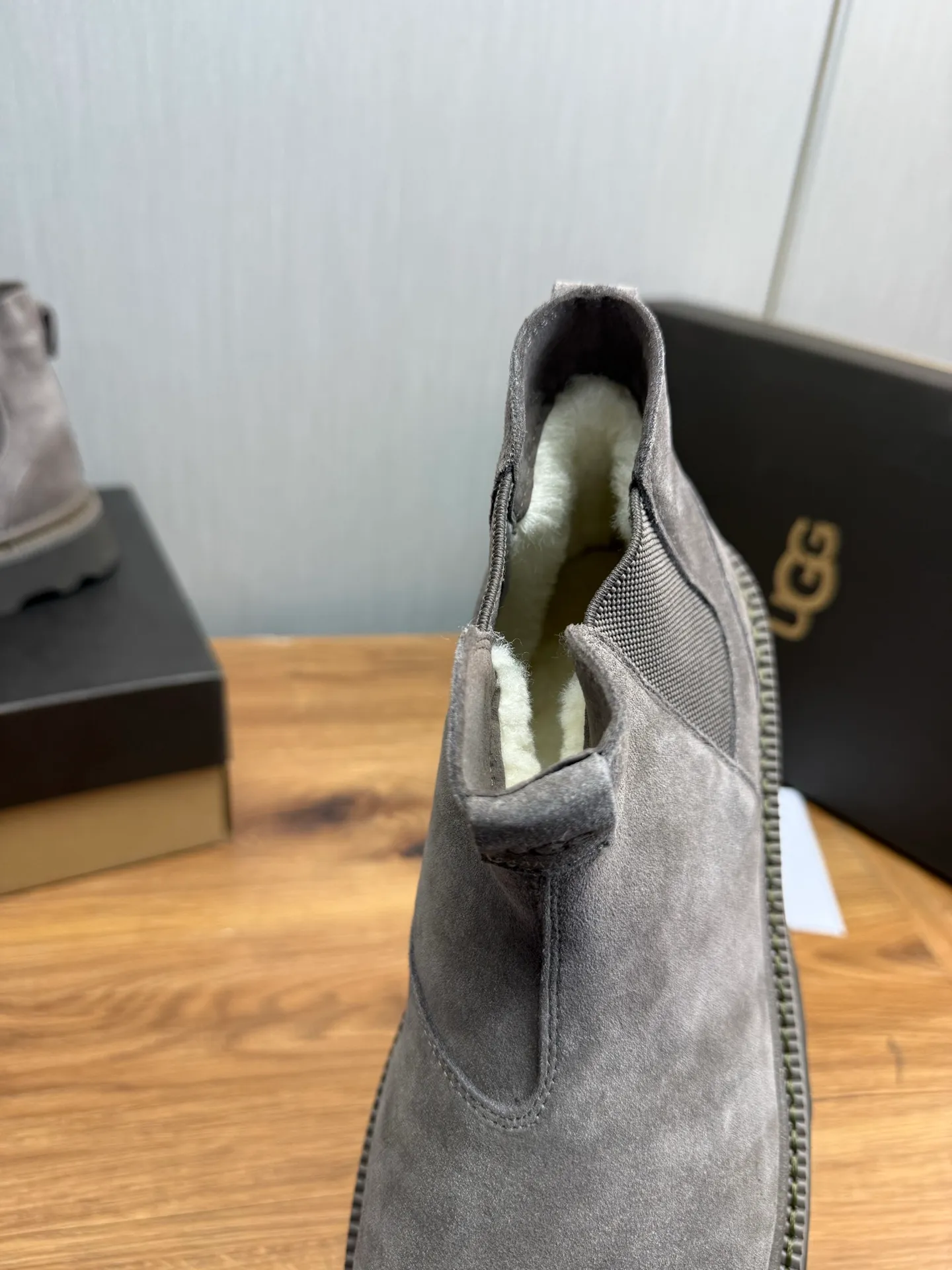 Men's shoes 💰600💰 New UGG fur integrated men's simple and fashionable snow boots. The most worth buying at the end of this year are warm casual shoes. Whether you are out and about at home, their comfortable and warm performance will be your most suitable fashion companion! The material is cowhide upper and imported wool is used inside. Warm and comfortable! The eva+ rubber patch outsole is cushioned, non-slip and wear-resistant, and has good elasticity. It is light and wear-resistant, comfortable and soft, and the new simple cut is more fashionable. It has both practicality and fashion sense, so you no longer have to worry about how to match it in winter, while still maintaining your fashionable taste. High-quality genuine wool. Look at the details for the material! Size: 39-40-41-42-43-44-44 sneaker size